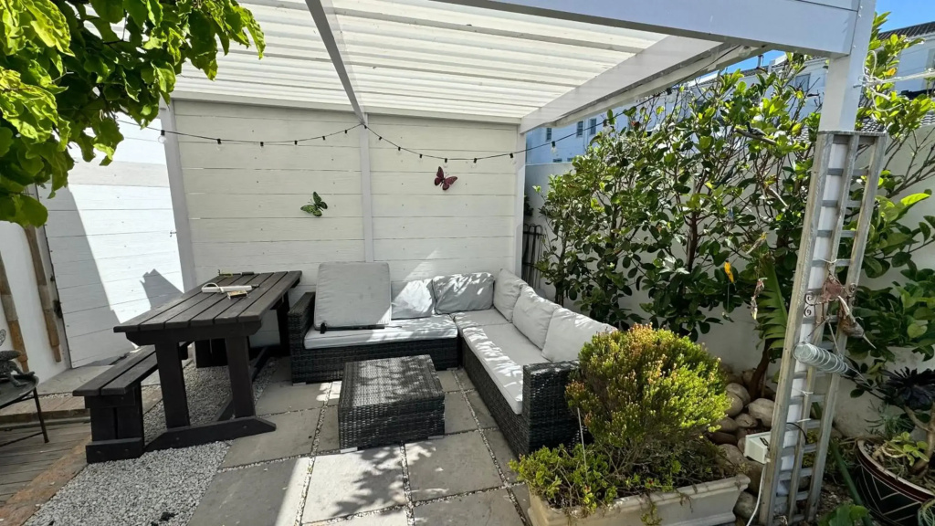 Stunning holiday house 1min walk from the Dolphin beach