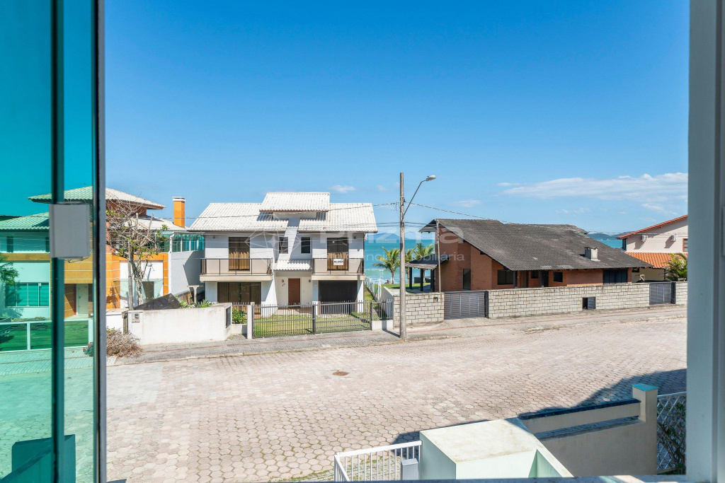 Casa em quatro ilhas com sacada com vista para o mar.