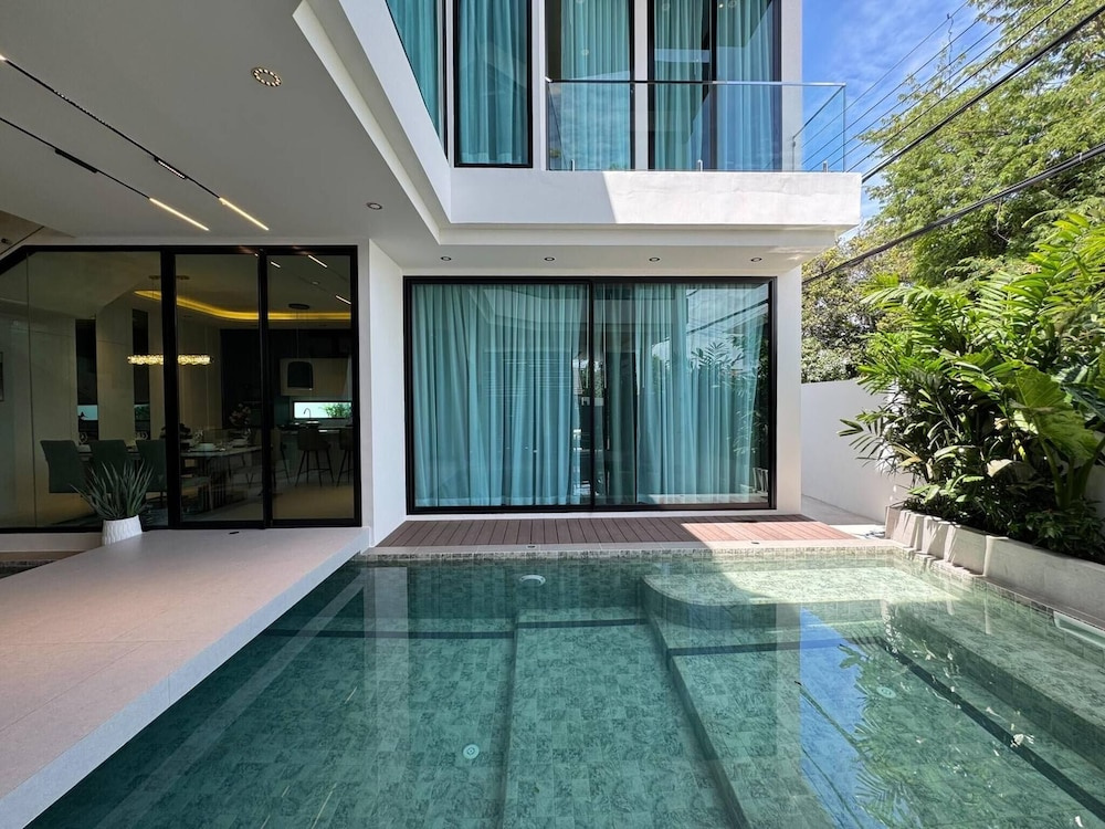 5-bed Luxury Villa Pool&jacuzzi 5 Min to Walkingst