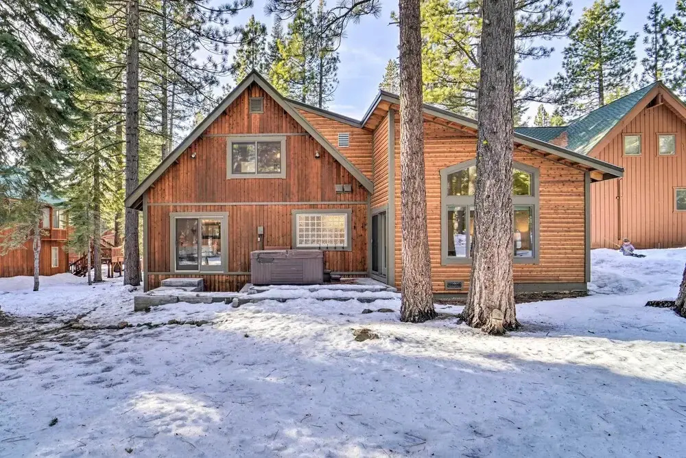 4 Mi to Dtwn Truckee: Tahoe Donner Home w/ Hot Tub