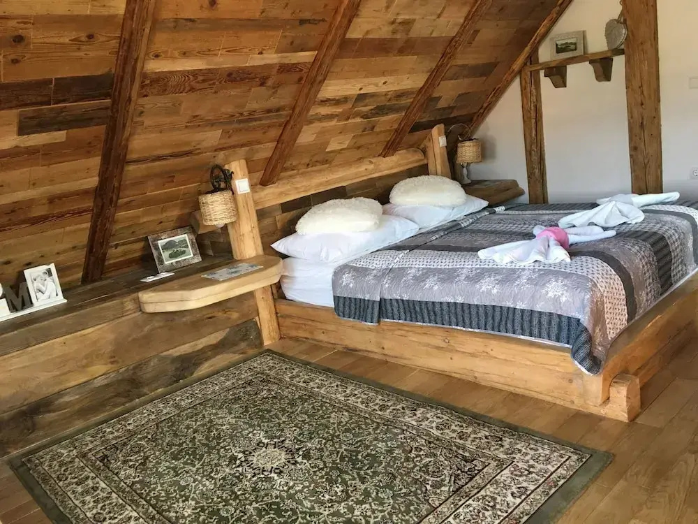Executive Double Suite with lake view (full double bed)