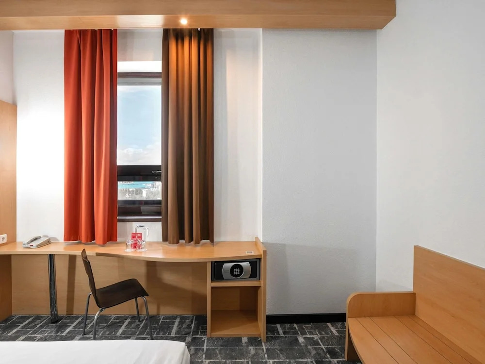 Двухместный номер Standard с видом на город 2 отдельные кровати в Отель Ibis Астана