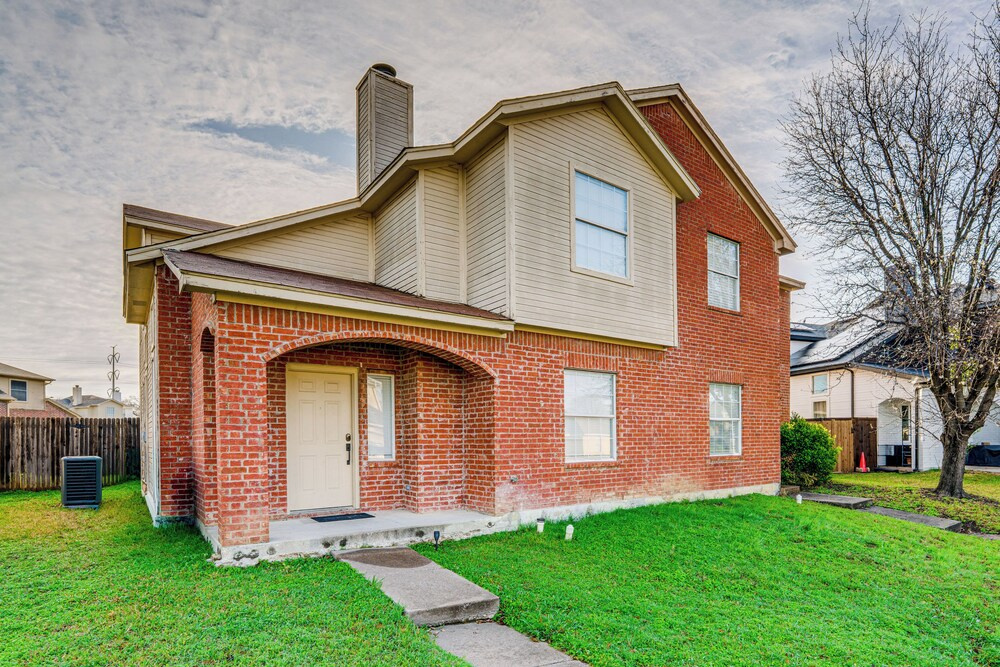 Pet Friendly! Renovated Arlington Home Near At&t