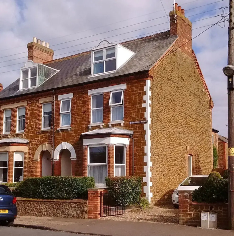 The Shields- Large Family House Close to Beach