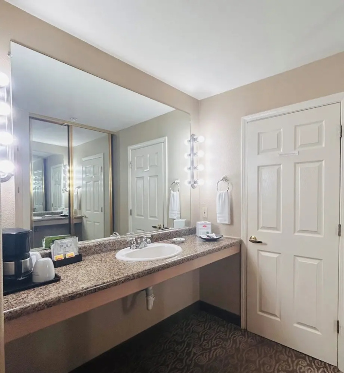 Standard Double room with balcony (full double bed)