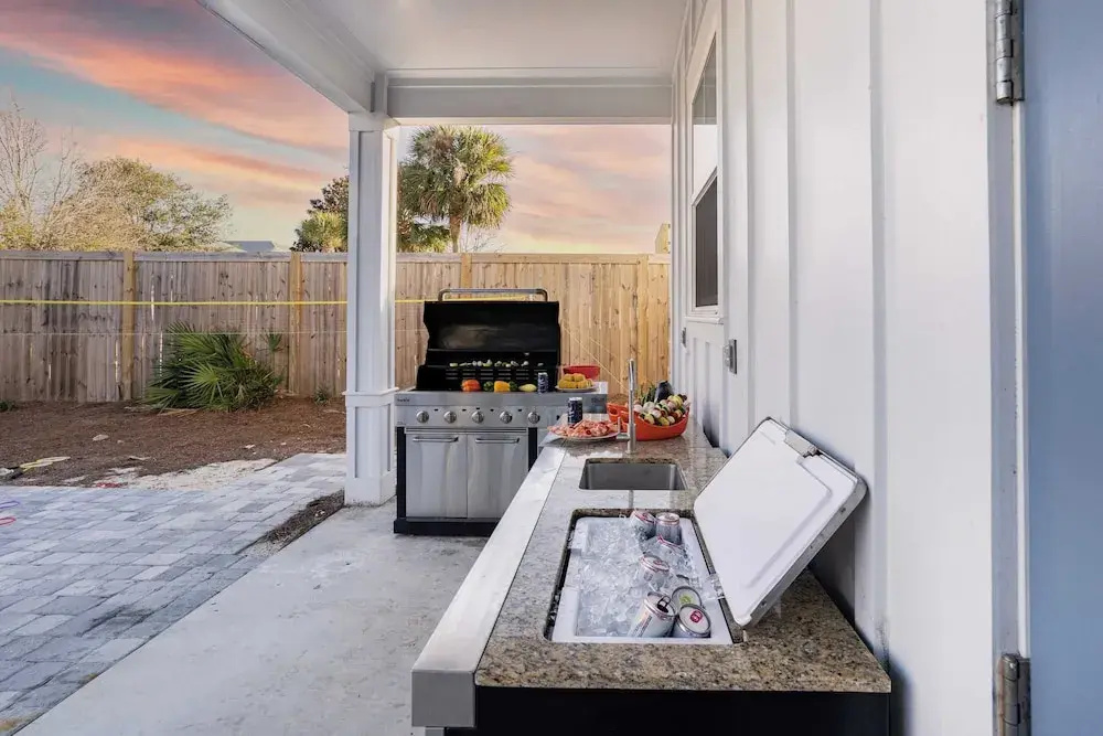 Lyle by Avantstay Chic Beach House w/ Pool & Hot Tub Walking Distance to Ocean
