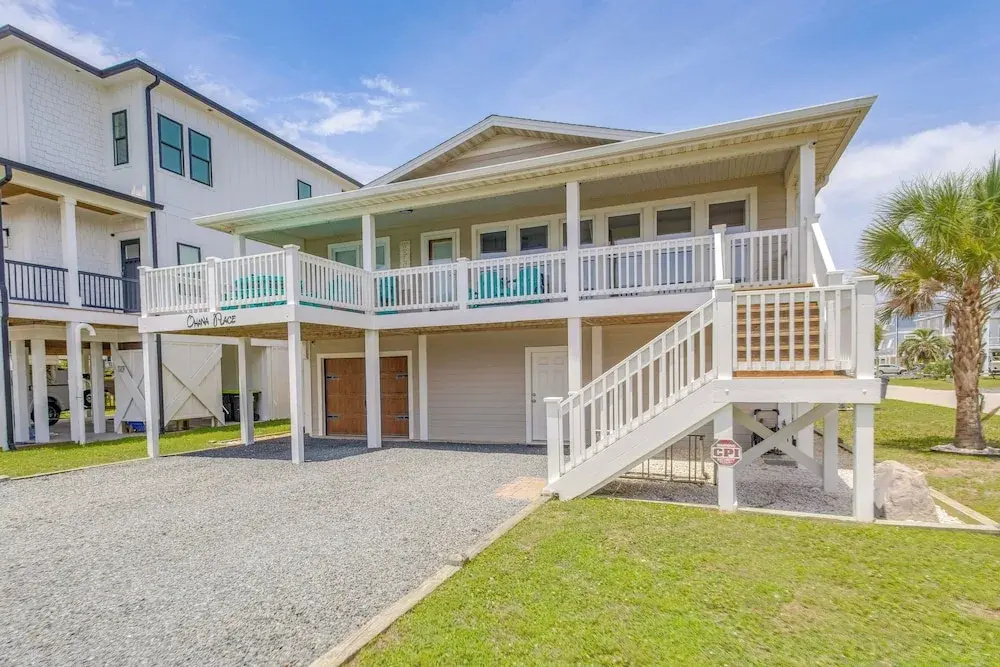 Coastal Home: Walk to Holden Beach!