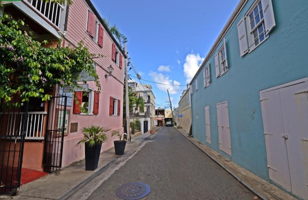 Historic Apt in Heart of Christiansted — фото 1