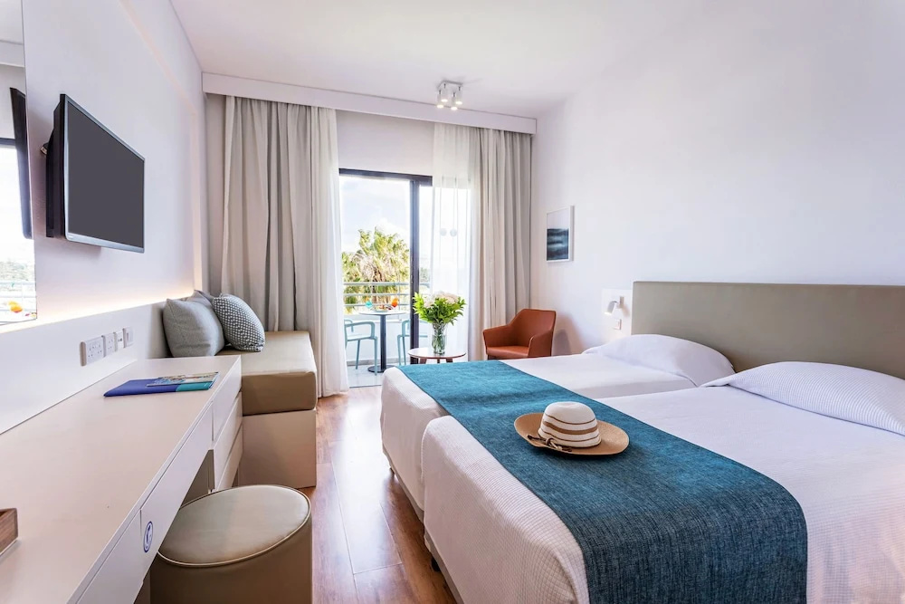 Louis Phaethon Beach Club - фото 4