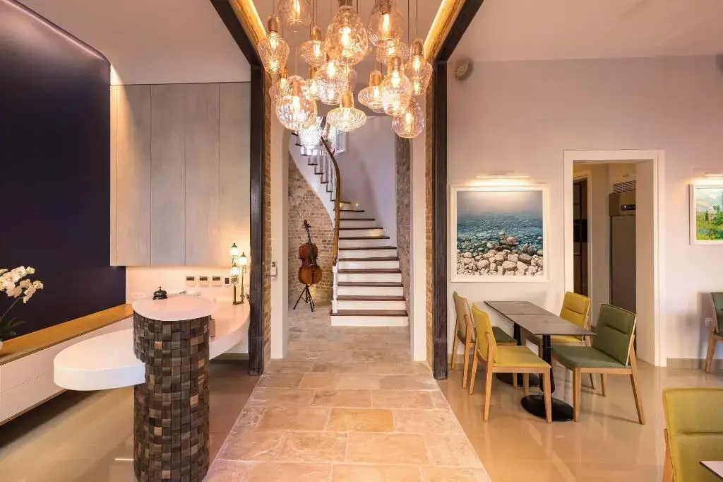 Lobby & Reception