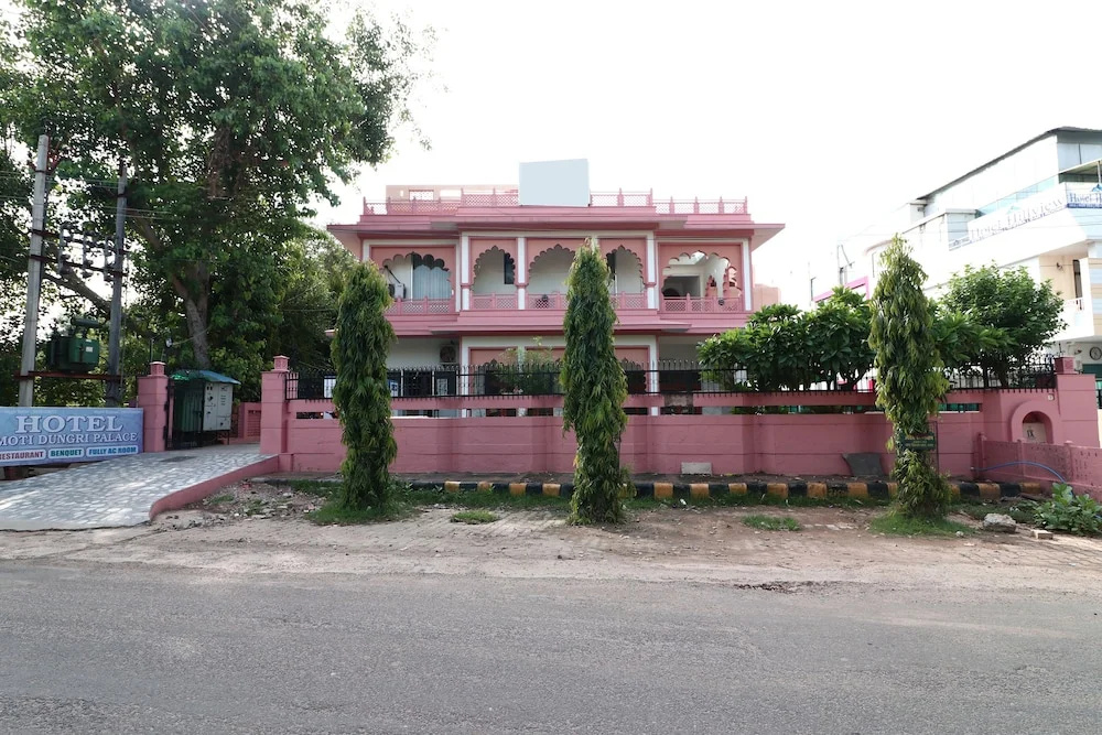 Hotel Moti Dungri Palace