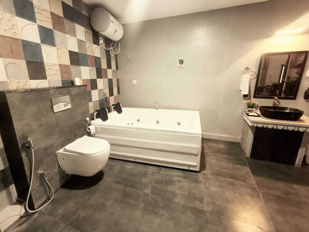 Luxury Suite with courtyard view