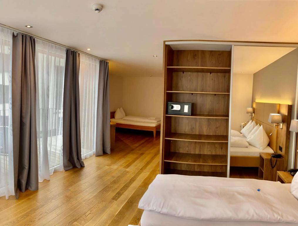 Hotel Central — 3