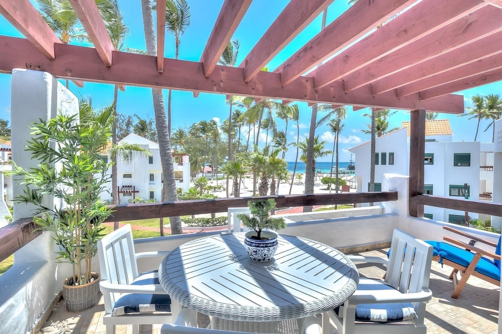 Beautiful Beachfront Apartment With Unique Ocean Views