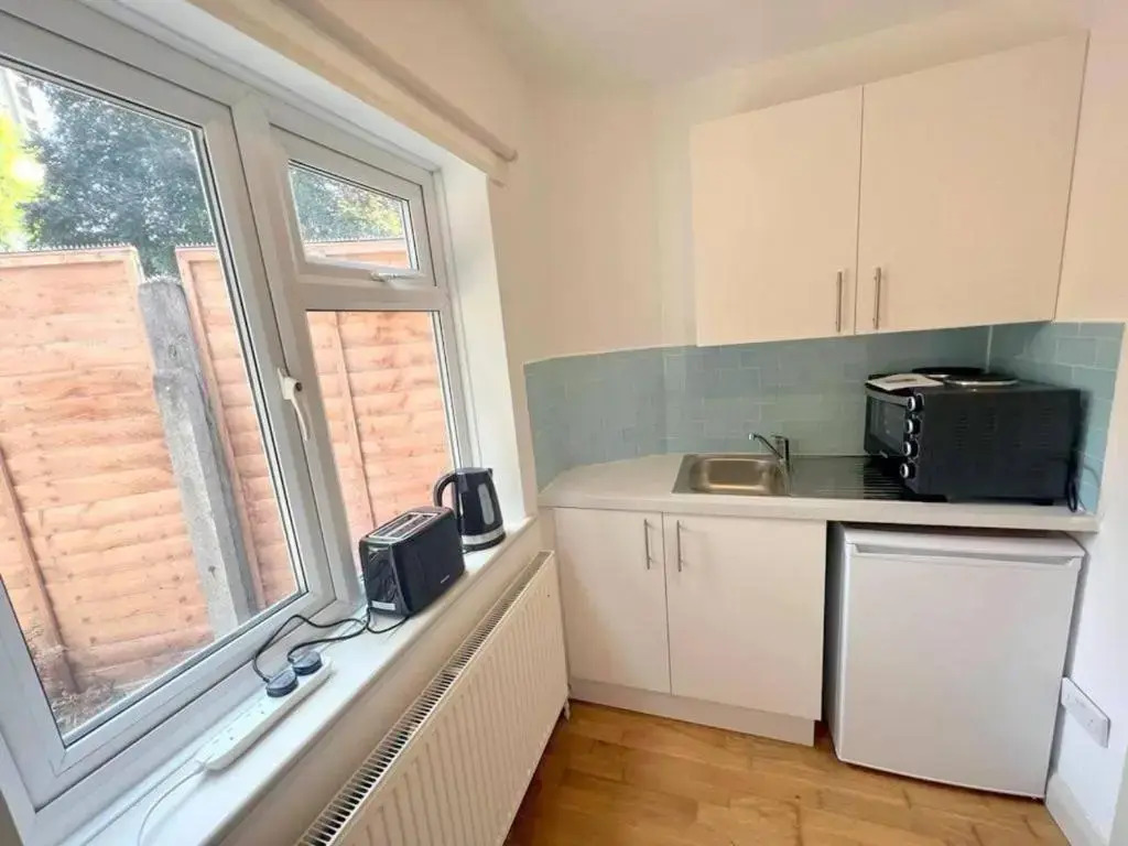 Twin Studio Flat In Sutton - Ground Floor