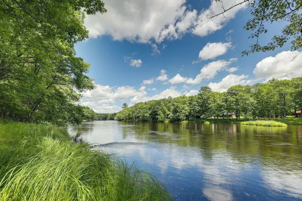 Cozy Cabin on 10 Acres, Walk to Chippewa River!