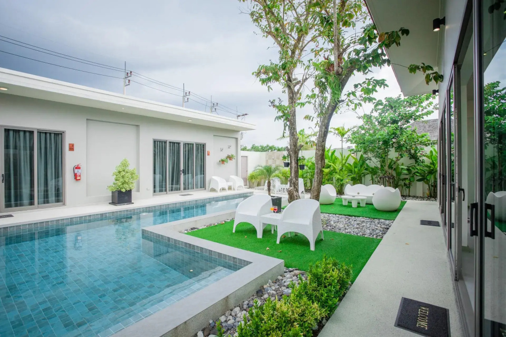 6 Bedrooms Villa