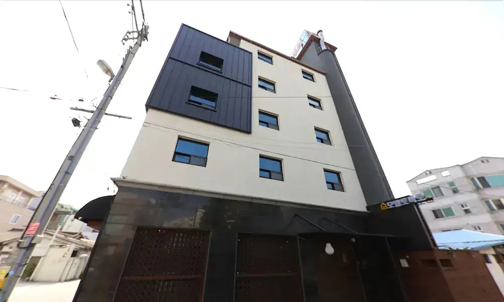 Tomato Hotel