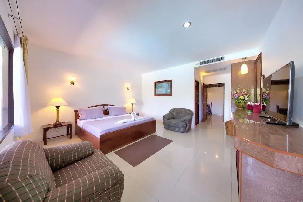 Deluxe Double room with pool view (full double bed)