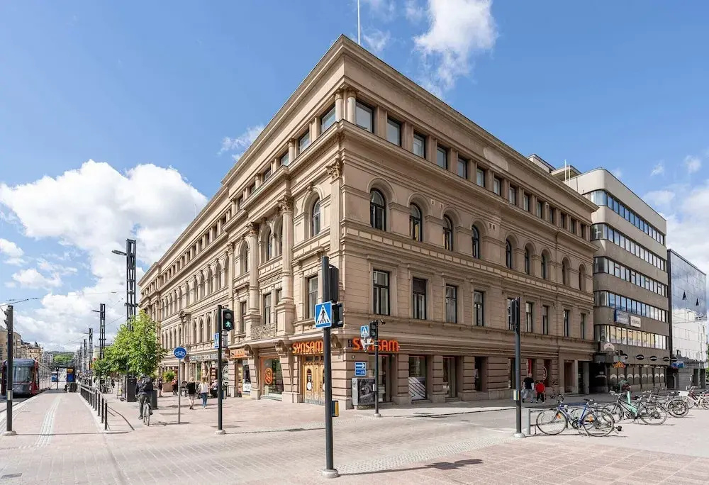 Historical 3BR Downtown Apartment with Sauna
