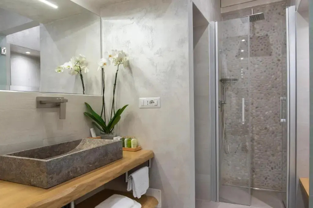 Deluxe Double room with partial sea view (full double bed)