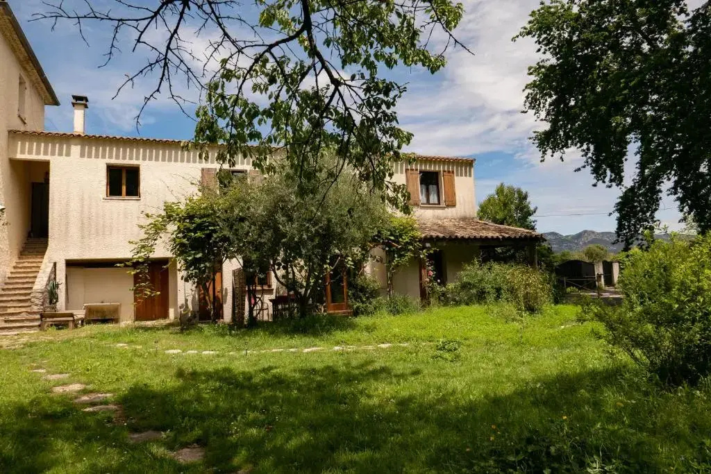 Gites de la Lurette - T3 lumineux et spacieux dans cadre calme et verdoyant