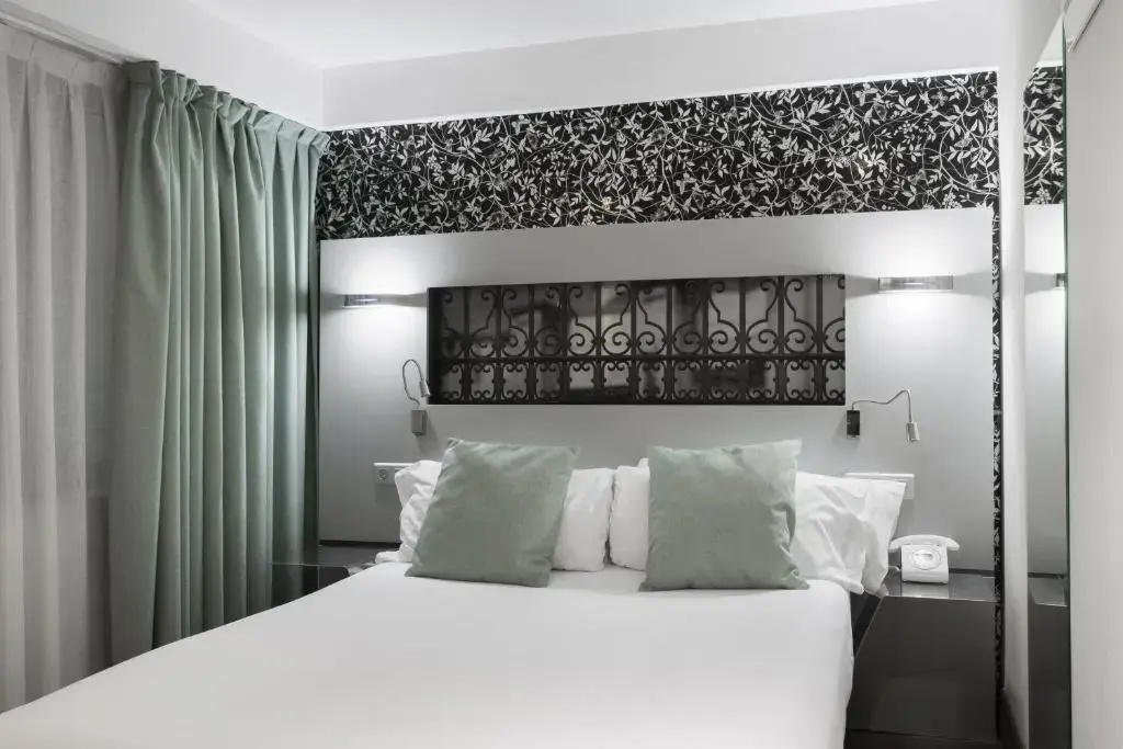 Small Double room (full double bed) (small)