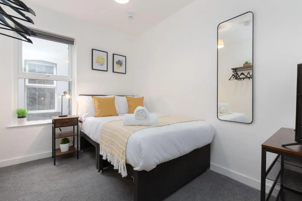 Charles Alexander Short Stay - Charnley House Apartments