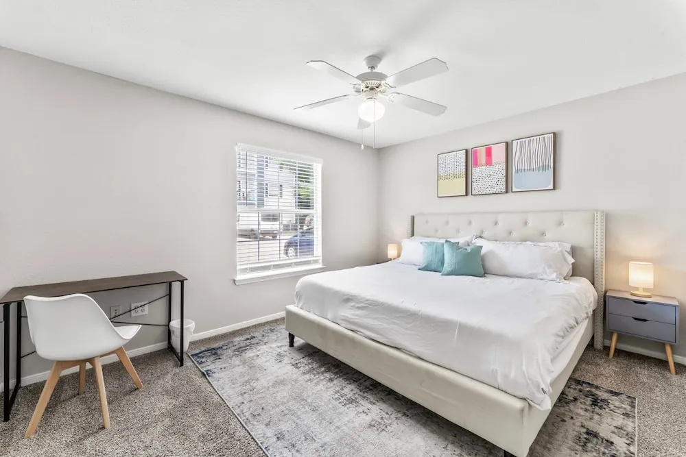 Comfy 2BR King Suite w Gym Pool Close to DT