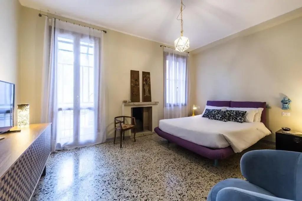 Deluxe Double room (full double bed)