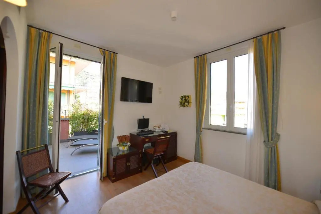 Standard Double room with balcony (full double bed)