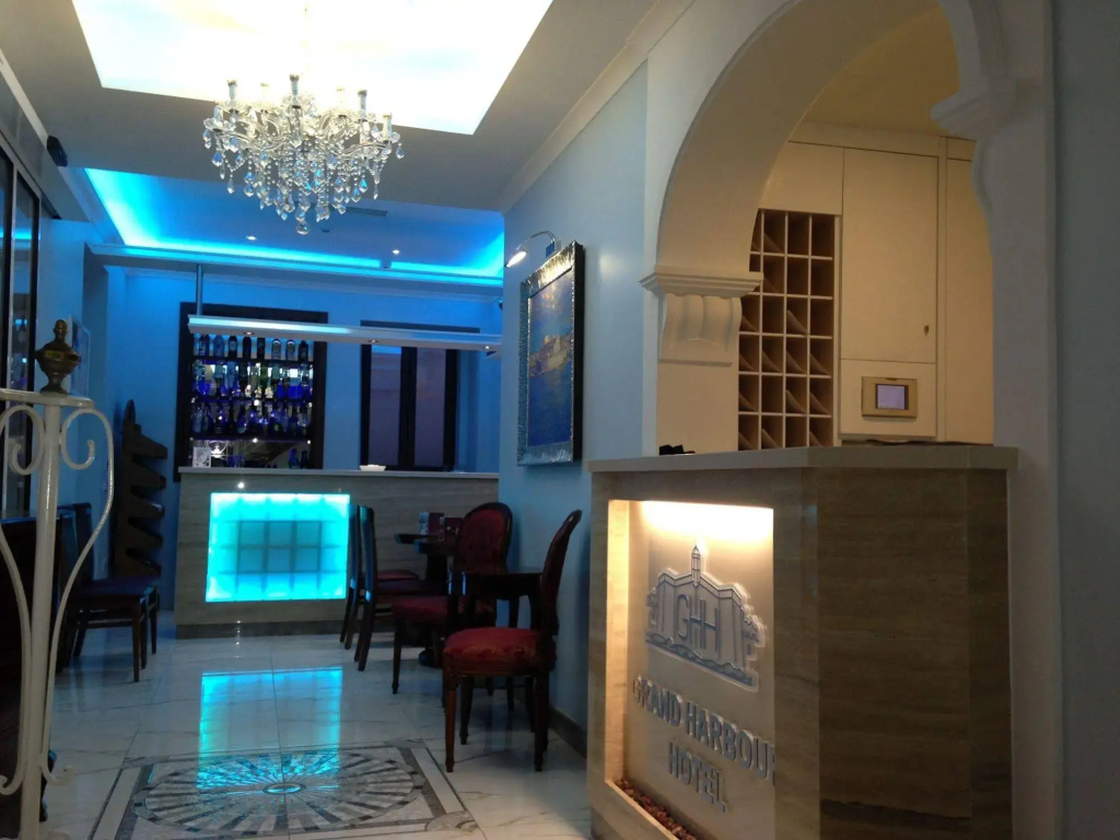 Grand Harbour Hotel