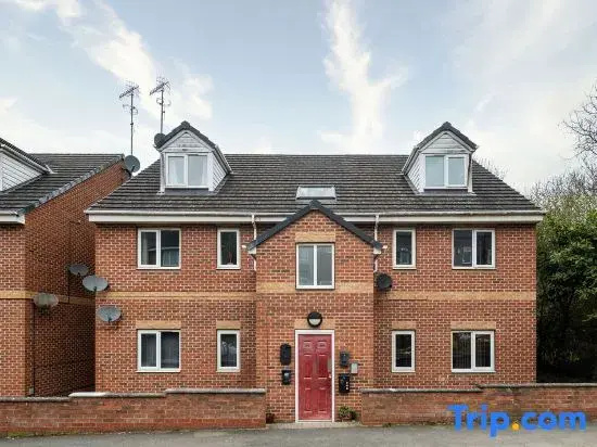2 Bedroom 1 Bathroom with 4 Beds and Parking