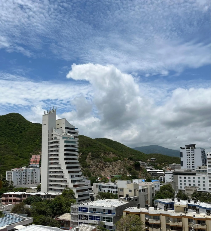 Apartamento en el Rodadero, Confortable y amplio, con vista al mar, a 80mt de la playa, DELAMAR Apartmet