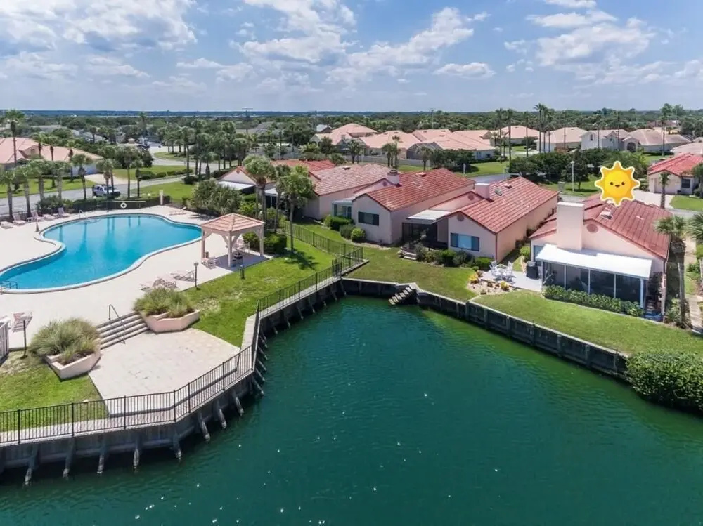 Waterfront vacation home in luxurious resort by Redawning