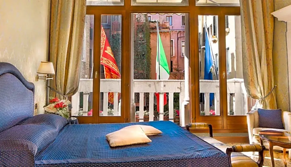 Grand Junior Suite with canal view