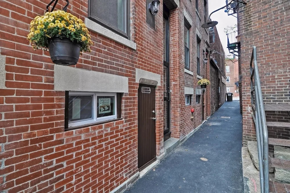 2br/1ba Near Paul Revere House by Domio