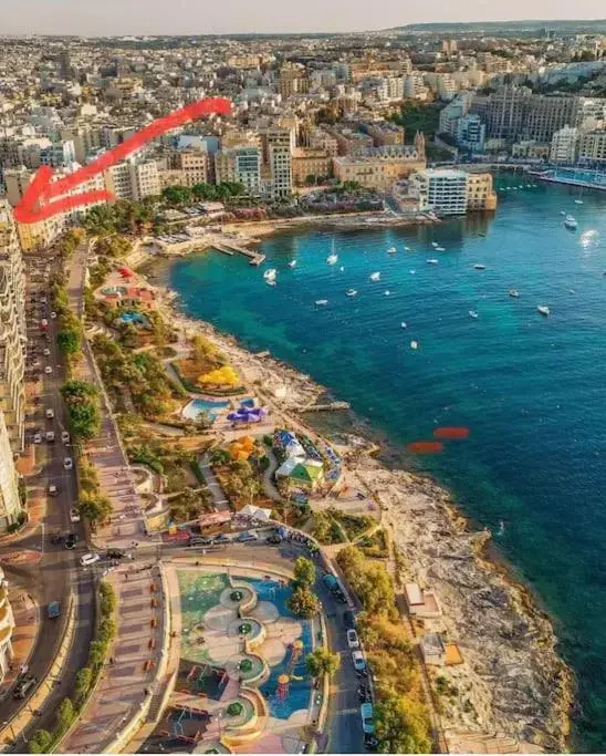 Sliema, Stylish 2 Bedroom Apartment with Parking
