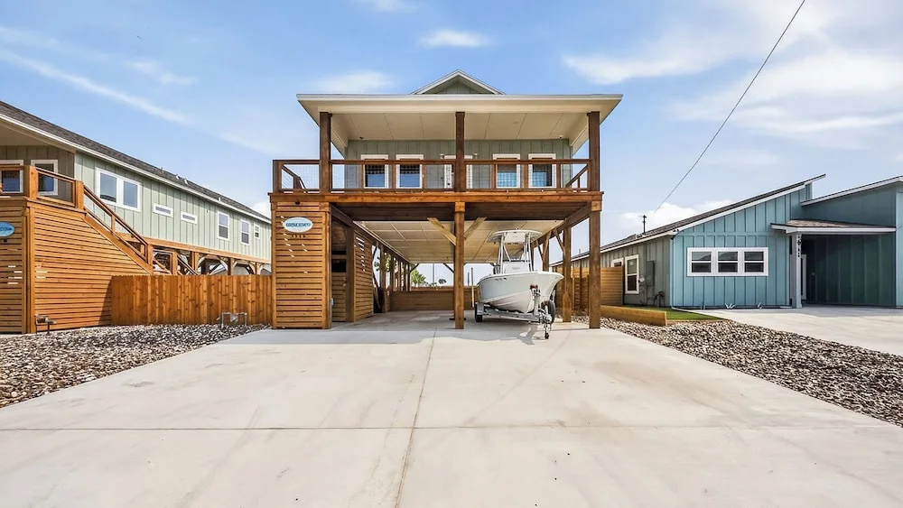 Yahwaves by Avantstay Private Pool + Putting Green + Firepit + Minutes to Mustang Island Beach