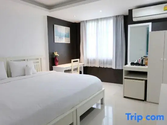 Deluxe Double room (full double bed)