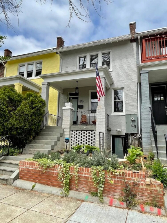 Darling Apartment in Capitol Hill - TWO min to Metro!