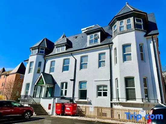 Coastal 1-Bed Apt w/ Free Gym, Parking & Garden