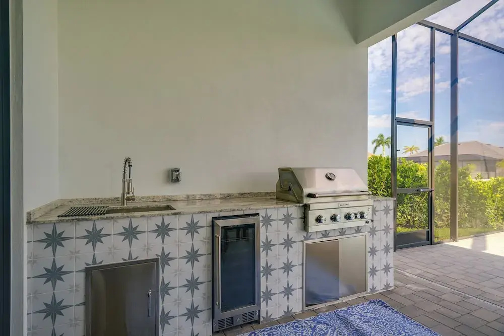 Pool & Outdoor Kitchen: Waterfront Cape Coral Home