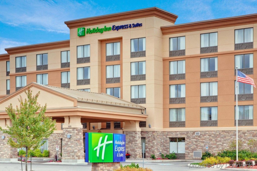 Holiday Inn Express & Suites Huntsville - Muskoka, an IHG Hotel image