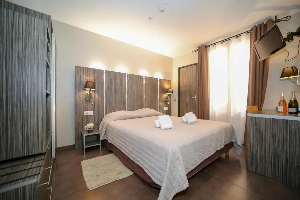 Economy Double room with street view (full double bed)