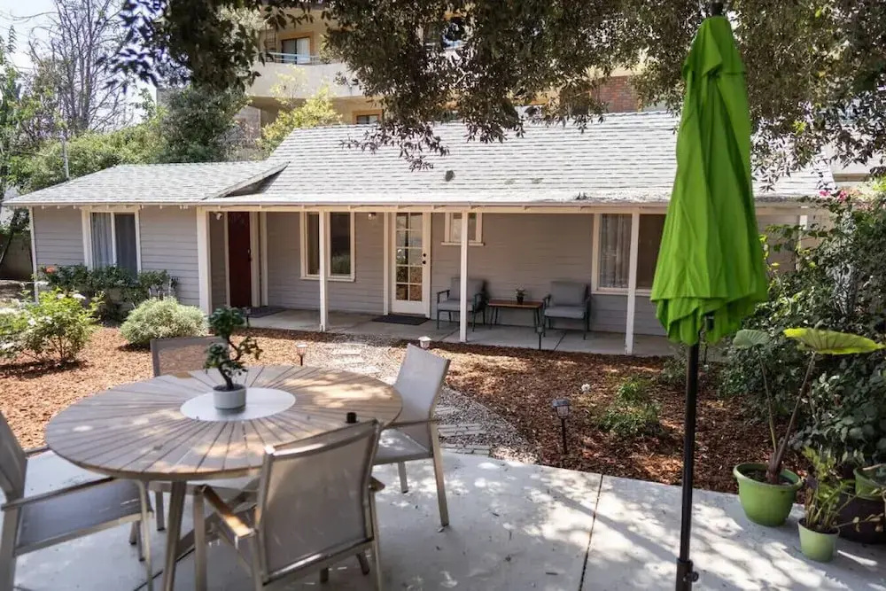 Updated 1BR House in Glendale With Private Fenced Yard p55
