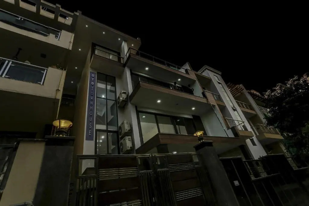 OYO Townhouse 1071 Hotel Metro Inn Residency Near ISKCON Temple Noida