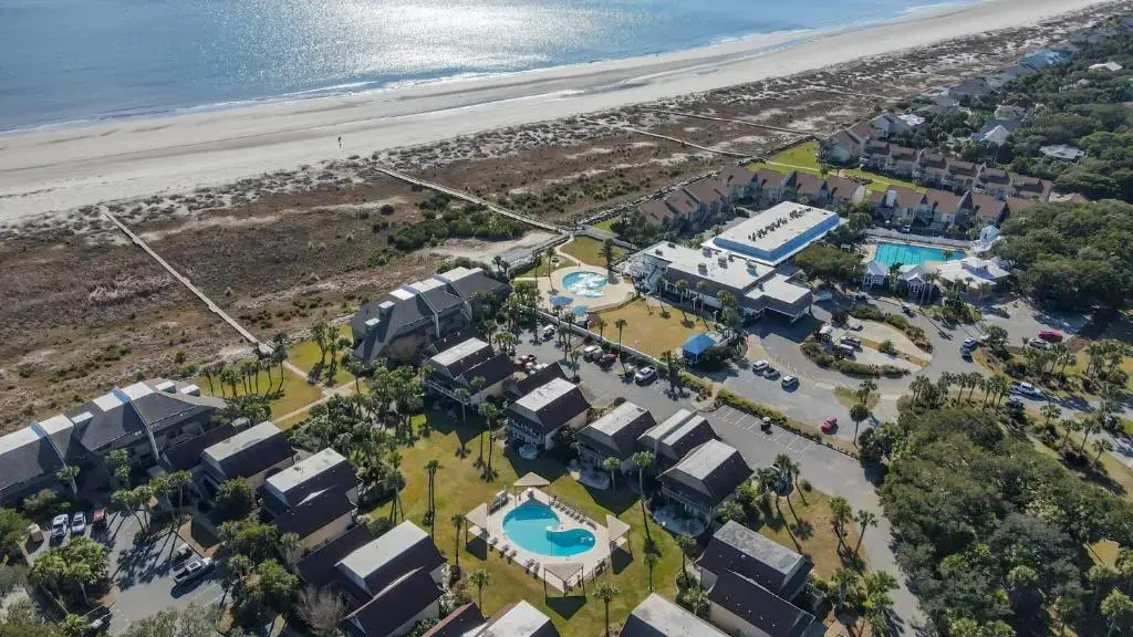 Newly Renovated 2 Bedroom Condo, Walking Distance to Beach, Tennis, and Pool!