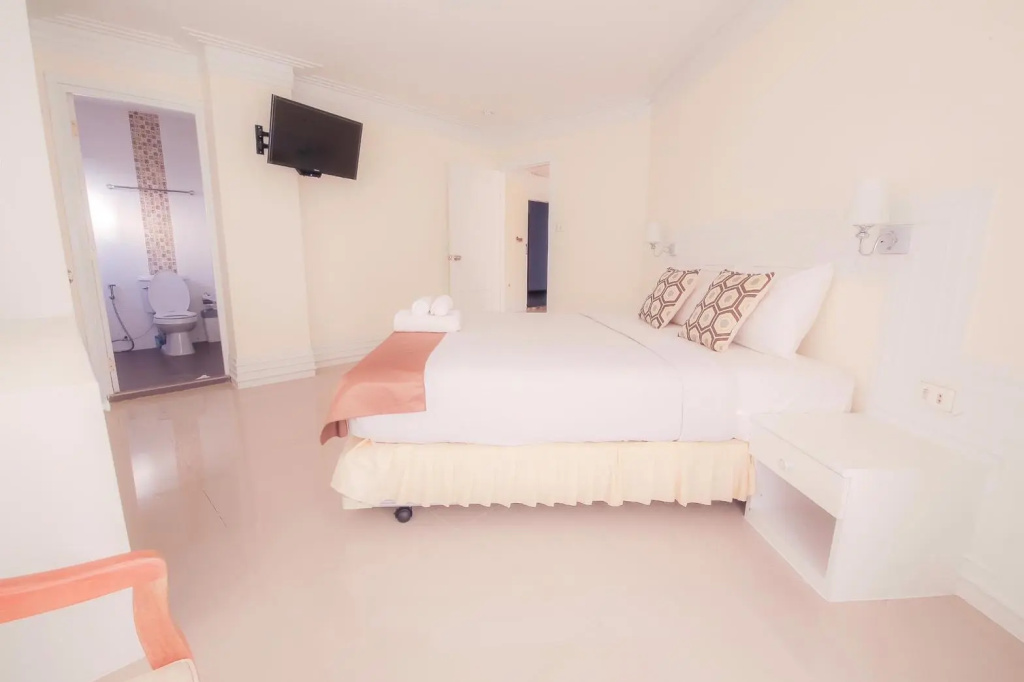 Deluxe Double room (full double bed)