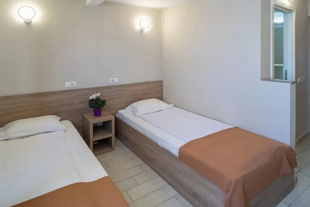 1 Bedroom Economy Double room (twin beds)